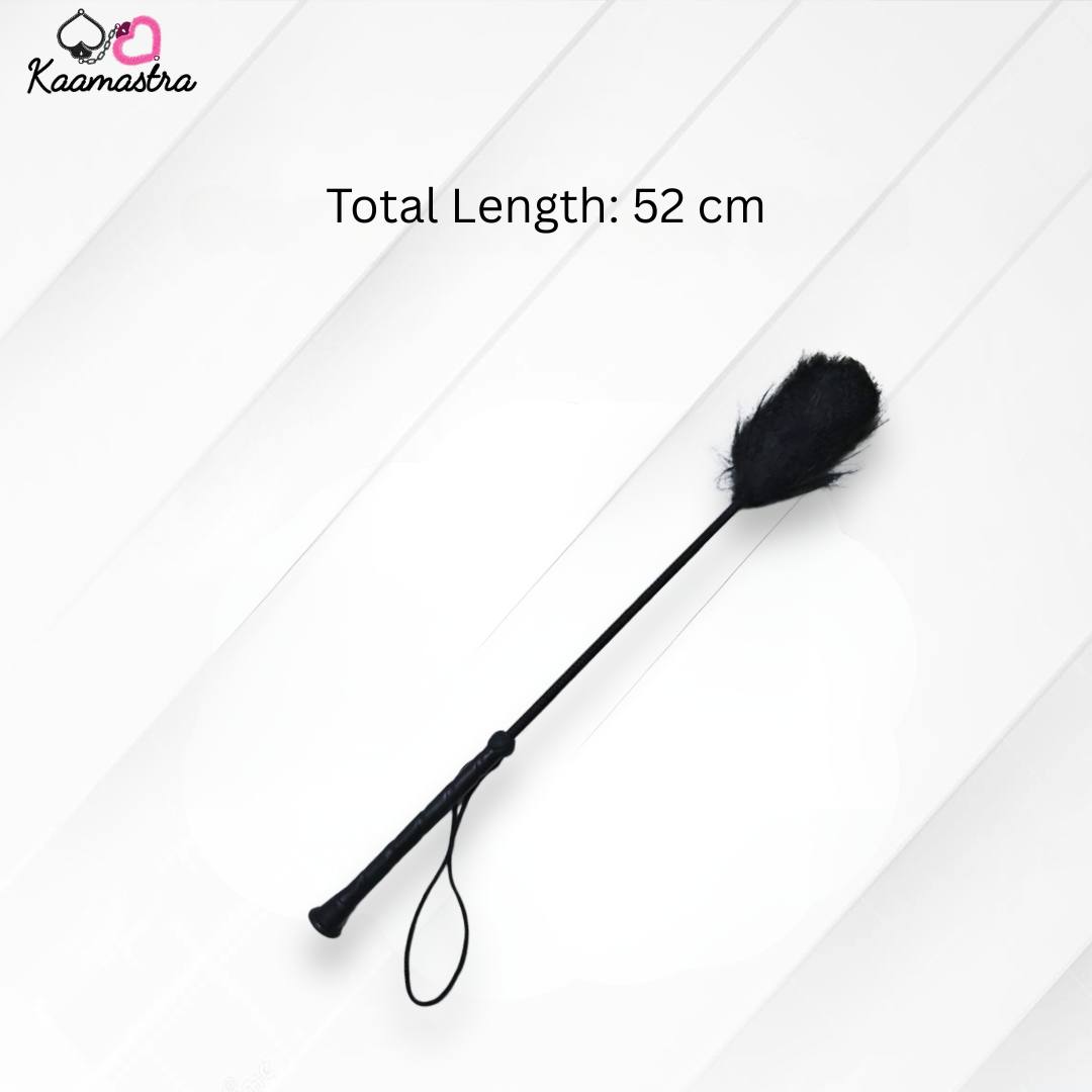 Black feather duster with total length of 52 cm on a white background, branded 'Kaamastra'.