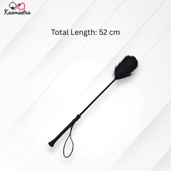 Black feather duster with total length of 52 cm on a white background, branded 'Kaamastra'.